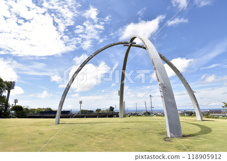 The blue sky seen from the entrance to Miyano Sports Park Baseball Stadium (Kurobe City, Toyama Prefecture) The blue sky seen from the entrance to Miyano Sports Park Baseball Stadium (Kurobe City, Toyama Prefecture) 118905912