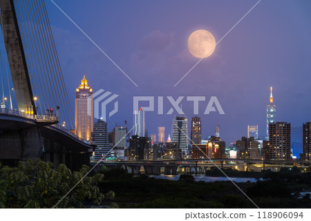 Aerial view of Taipei City's autumn moon from above the New Taipei Bridge. 118906094