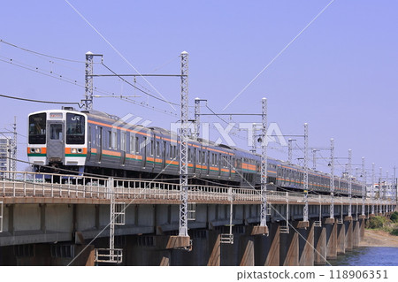 A long train of the Tokaido Line 211 series trains crossing the Sagami River, photographed on April 25, 2010 118906351