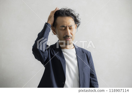 抱著頭的男人 118907114