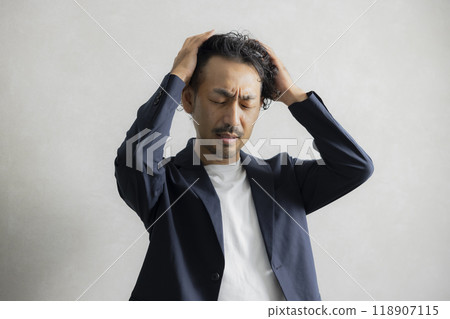 Man holding his head 118907115