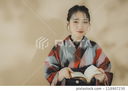 一個穿著和服的女人在看書 118907230