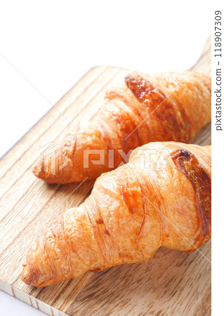 早晨風景的圖像，切板上有新鮮出爐的羊角麵包 118907309