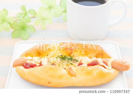 美味的香腸麵包和咖啡早晨 118907387
