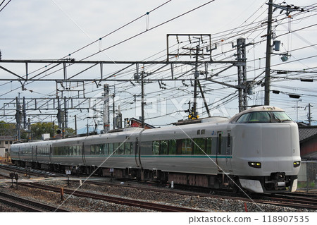 287 Series Kuroshio Express train passing through Yamazaki Station 118907535