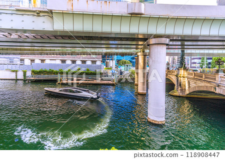 日本日本橋的東京城市景觀。豪華轎車等的景觀= 9月13日 118908447