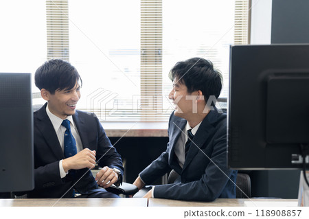 商人在辦公室與同事聊天 商人在辦公室與同事聊天 118908857