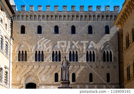 Piazza Salimbeni and statue of Sallustio Bandini , Siena, Italy Piazza Salimbeni and statue of Sallustio Bandini , Siena, Italy 118909191