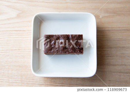 Chocolate brownie on a white plate 118909673