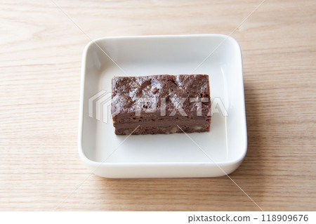Chocolate brownie on a white plate 118909676