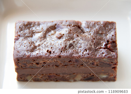 Chocolate brownie on a white plate 118909683