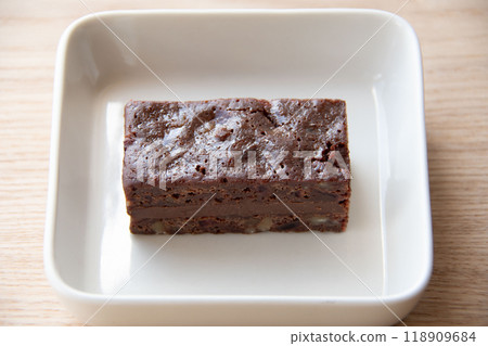 Chocolate brownie on a white plate 118909684