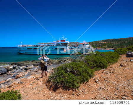 停泊著遊船的希臘海灘（克里特島 Korokita 海灘） 118909701