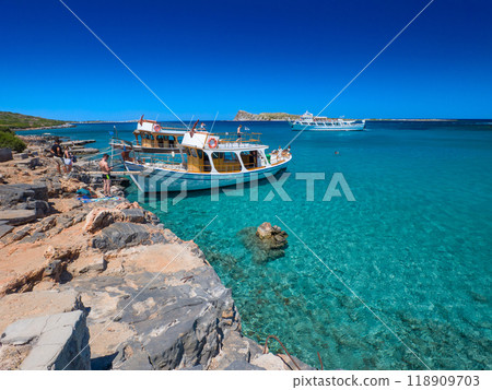 希臘清澈的海水海灘，停泊著船隻（克里特島 Korokita 海灘） 118909703
