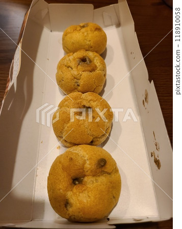 Hojicha cream puffs arranged vertically Hojicha cream puffs arranged vertically 118910058