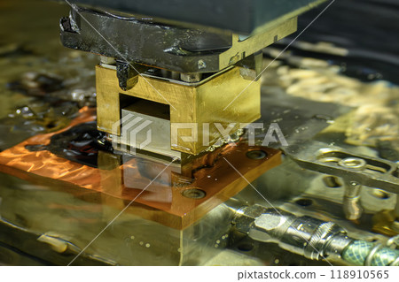 The EDM machine working with liquid coolant method by copper electrode. 118910565