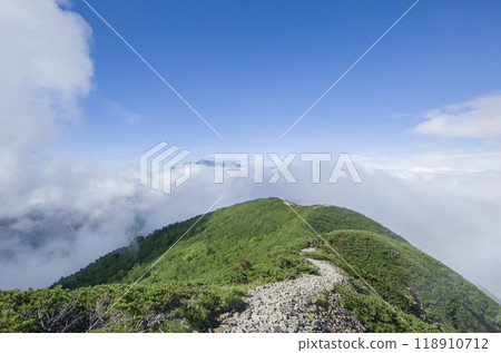 山間小徑飄浮在空中 山間小徑飄浮在空中 118910712