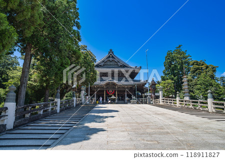 The main hall of Toyokawa Inari Shrine (Aichi Prefecture) stands out against the blue sky The main hall of Toyokawa Inari Shrine (Aichi Prefecture) stands out against the blue sky 118911827