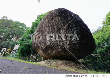 Kawahira's giant stones 118911916