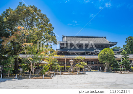 從側面看映照在藍天上的豐川稻荷神社主殿（愛知縣） 118912324
