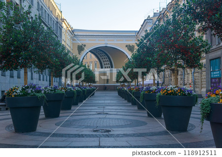 street and arch of the General Staff building in St. Petersburg during white night 118912511