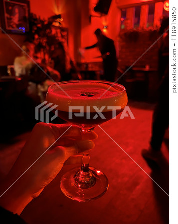 人們在酒吧喝酒 人們在酒吧喝酒 118915850