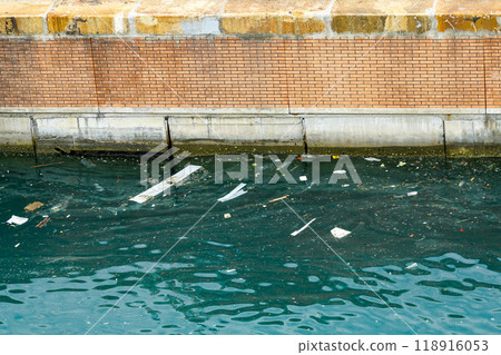 Various wastes in Mediterranean port embankment water, environmental ecological problem 118916053