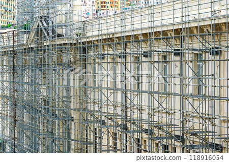 Construction of easy-to-assemble metal pipe scaffolding around the facade of the house 118916054