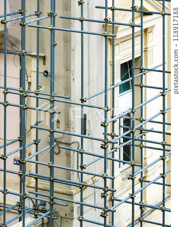 Construction of easy-to-assemble metal pipe scaffolding around the facade of the house 118917188
