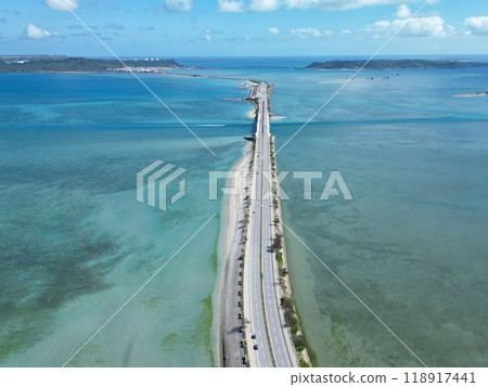 Aerial view of the underwater road that cuts through the emerald green sea 118917441