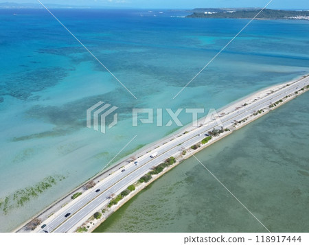 鳥瞰沖繩縣宇流麻市連接四個島嶼的水下道路 鳥瞰沖繩縣宇流麻市連接四個島嶼的水下道路 118917444