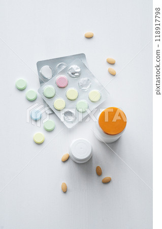 Flat lay of a variety of pills, vitamins and nutritional supplements of different colors and shapes Flat lay of a variety of pills, vitamins and nutritional supplements of different colors and shapes 118917798