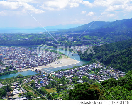 View of the city from Iwakuni Castle (Iwakuni City, Yamaguchi Prefecture) 118918346