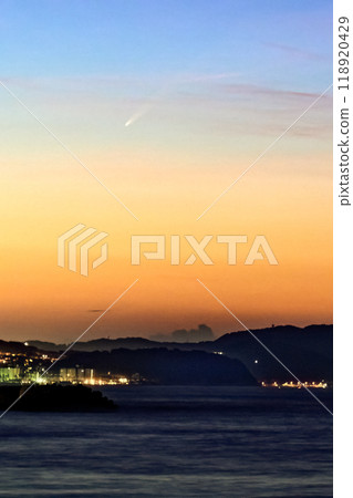 Comet Shikinzan-Atlas rises over the Shonan Sea before dawn 118920429