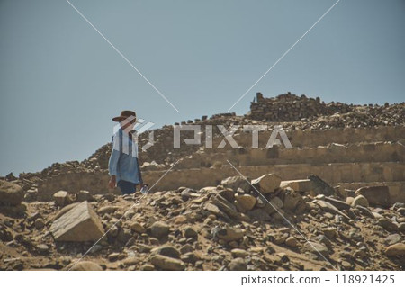 Tourist guide of the archaeological site of the Sacred City of Caral, Peru. 118921425