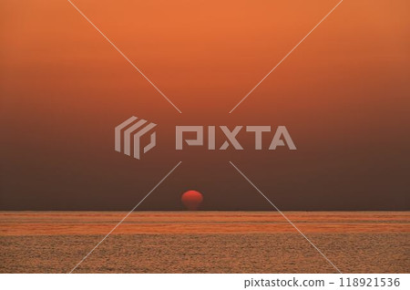 Daruma sunrise from Yumigahama Beach 118921536