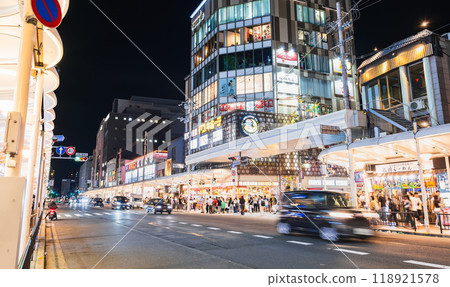 京都河原町的夜晚 118921578