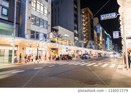 京都河原町的夜晚 118921579