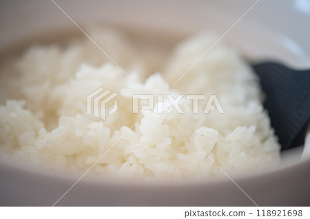 米飯在陶罐中煮熟 米飯在陶罐中煮熟 118921698