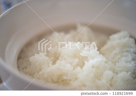 米飯在陶罐中煮熟 米飯在陶罐中煮熟 118921699