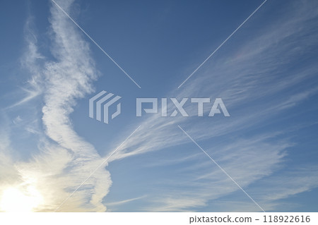 秋天的傍晚天空,雲朵吹過 秋天的傍晚天空,雲朵吹過 118922616