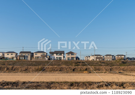 Residential area on a sunny day 118923090