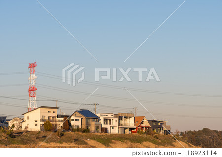 傍晚陽光充足的住宅區 傍晚陽光充足的住宅區 118923114
