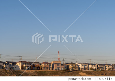 傍晚陽光充足的住宅區 傍晚陽光充足的住宅區 118923117