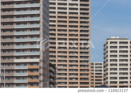 Tower apartment under the autumn sky 118923137