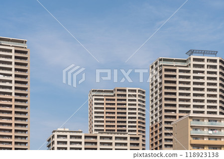 Tower apartment under the autumn sky 118923138