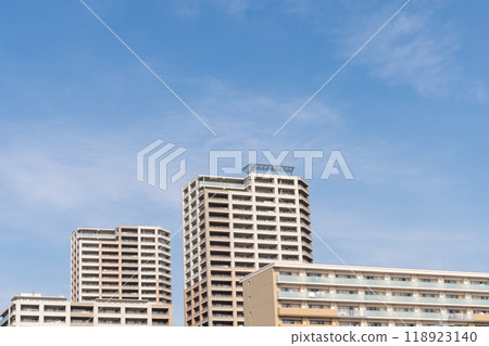 Tower apartment under the autumn sky 118923140