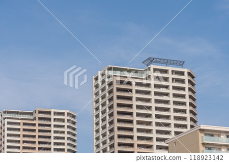 Tower apartment under the autumn sky 118923142