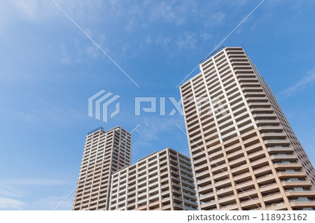 Tower apartment under the autumn sky 118923162