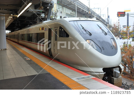 The streamlined front car of the 683-series Kounotori Express train (Shin-Osaka Station) The streamlined front car of the 683-series Kounotori Express train (Shin-Osaka Station) 118923785